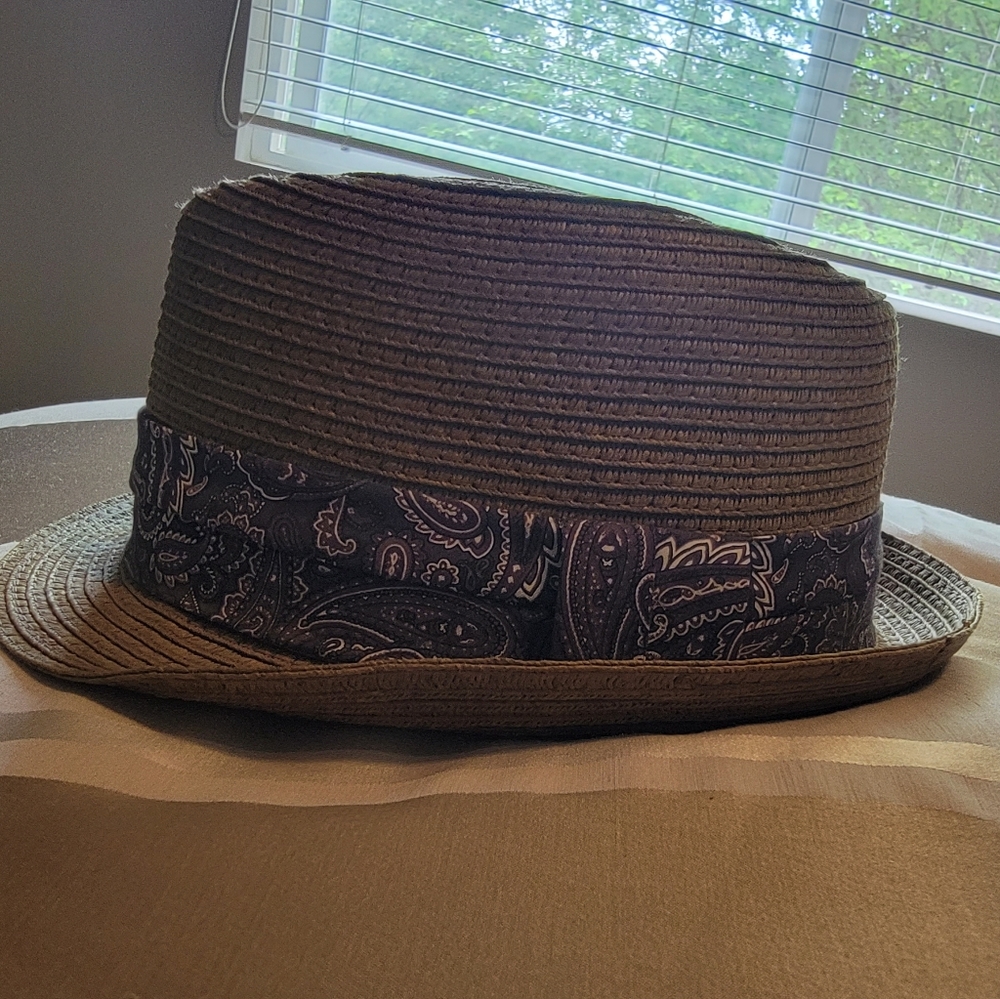 Cute hat perfect for travel.